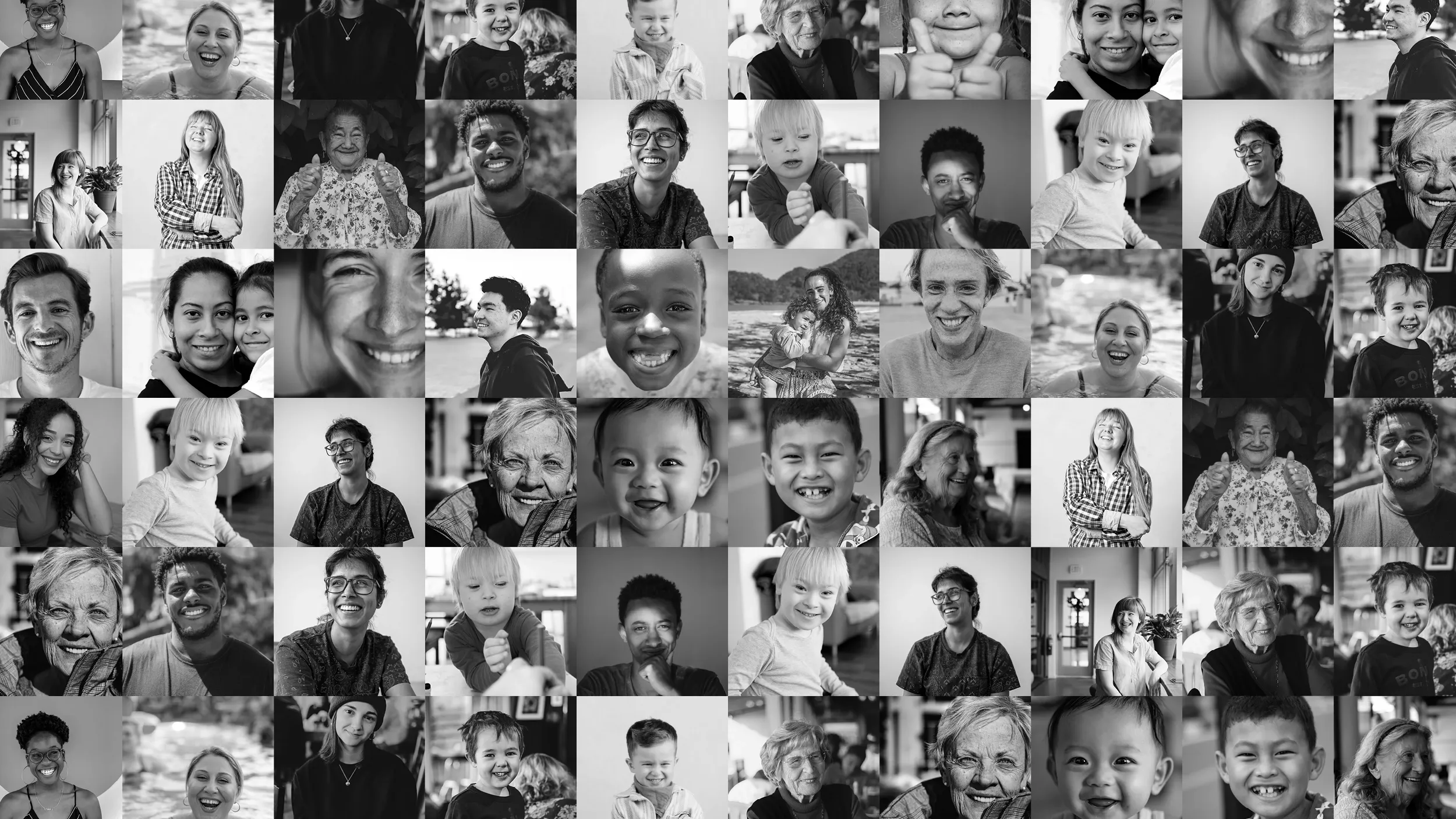 Mosaico di volti sorridenti in bianco e nero